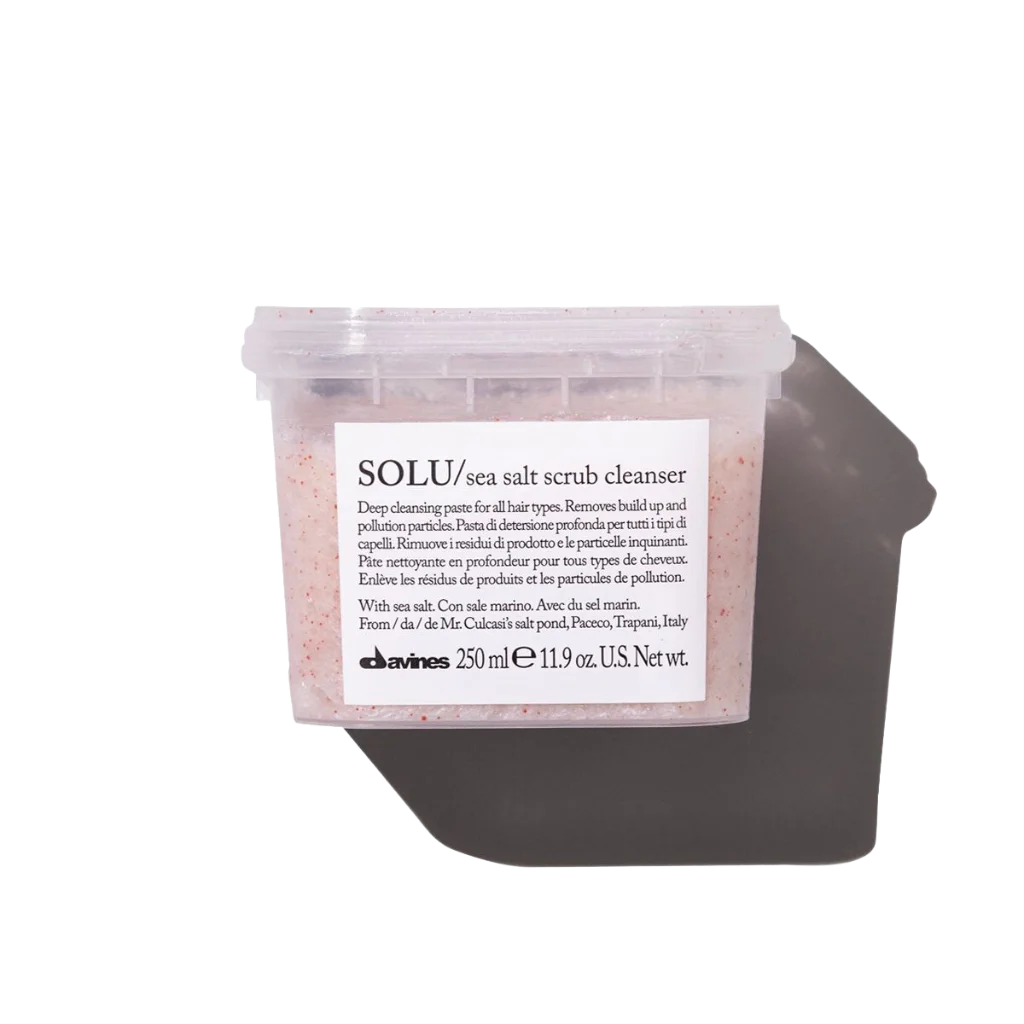 Solu Sea Salt Shampoo is perfect for refreshing the scalp and removing impurities, product residues, and polluting particles. This sea salt scrub adds texture to the hair and keeps it clean and light for longer.